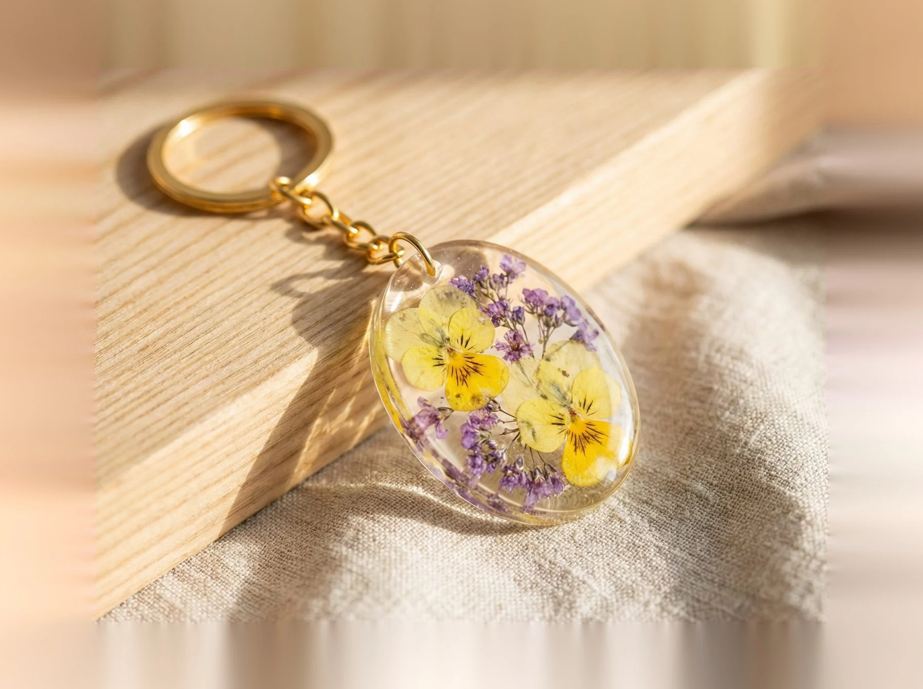 Flower keychain with real petals inside. 400x280px